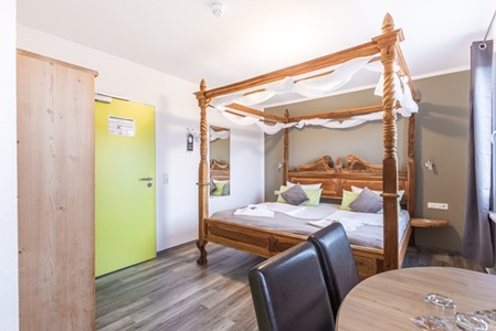 Doppelzimmer DZ mit Himmelbett im Hotel Bannewitz