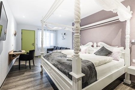 Doppelzimmer DZ mit Himmelbett im Hotel Bannewitz