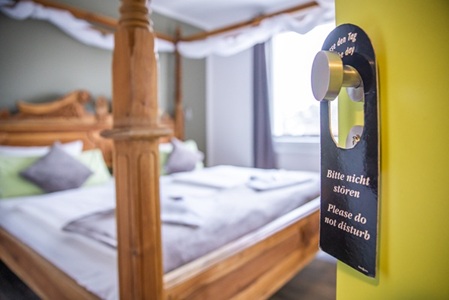 Doppelzimmer DZ mit Himmelbett im Hotel Bannewitz